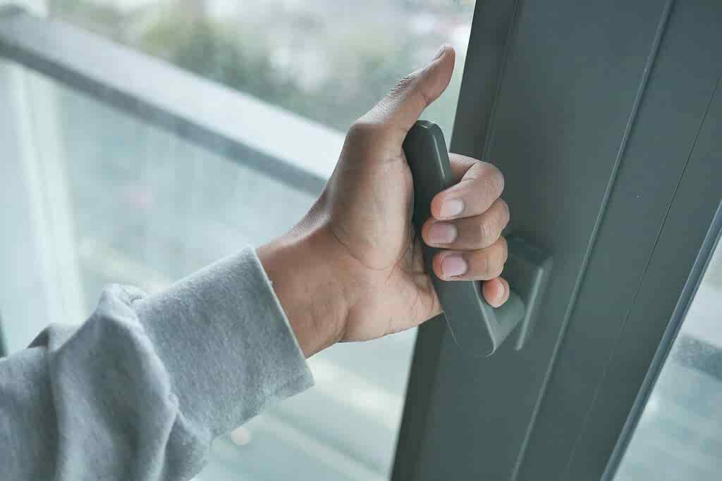 Cam balkon temizliği için en iyi yöntemler ve ipuçları.